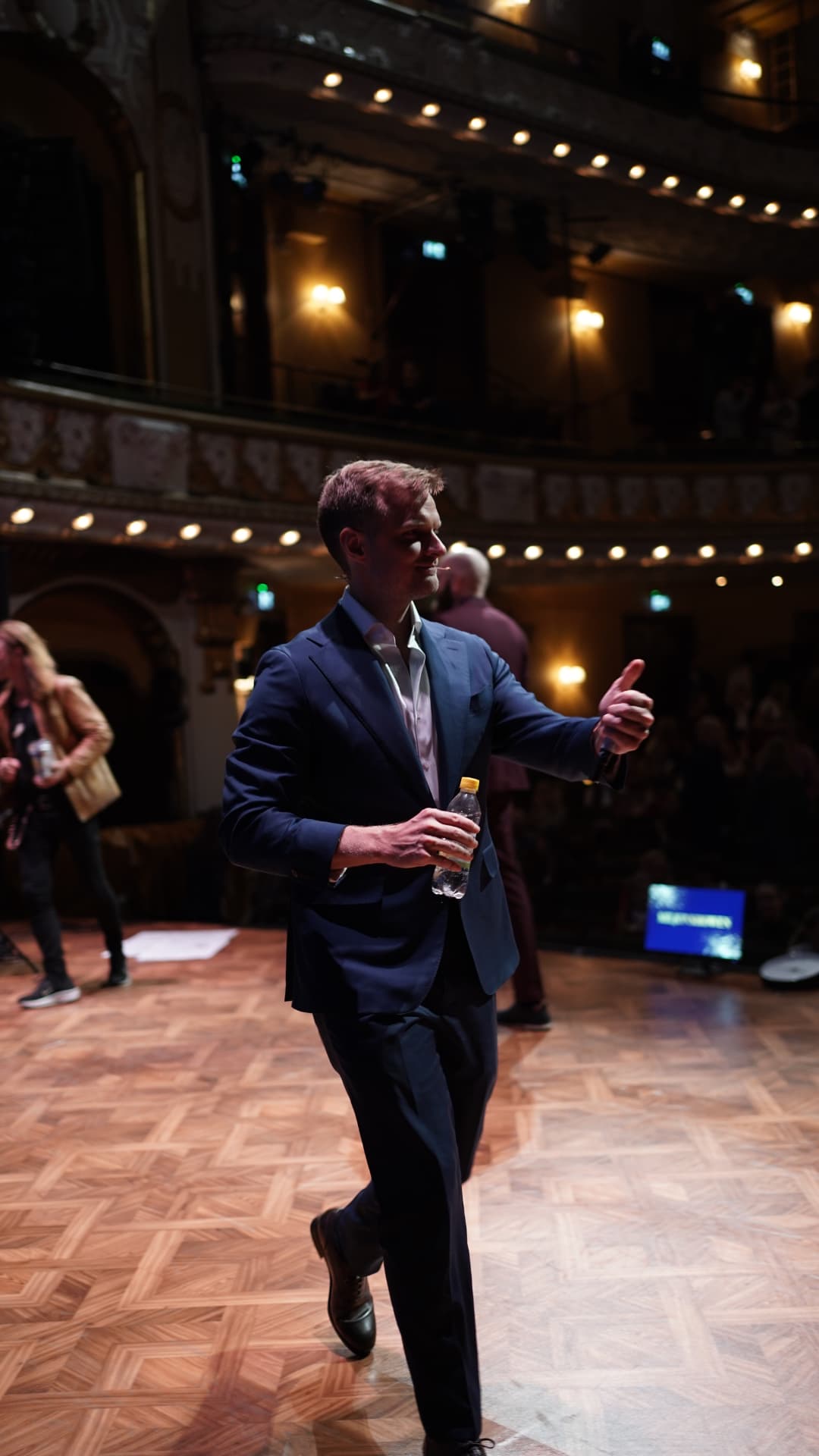 Jonathan Ljungqvist på scen framför publik